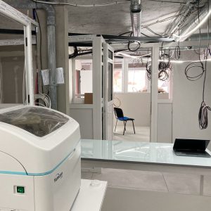 Un automate et les cloisons de distribution de l'espace.