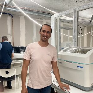 Le Dr Khadimallah à côté d'un automate.