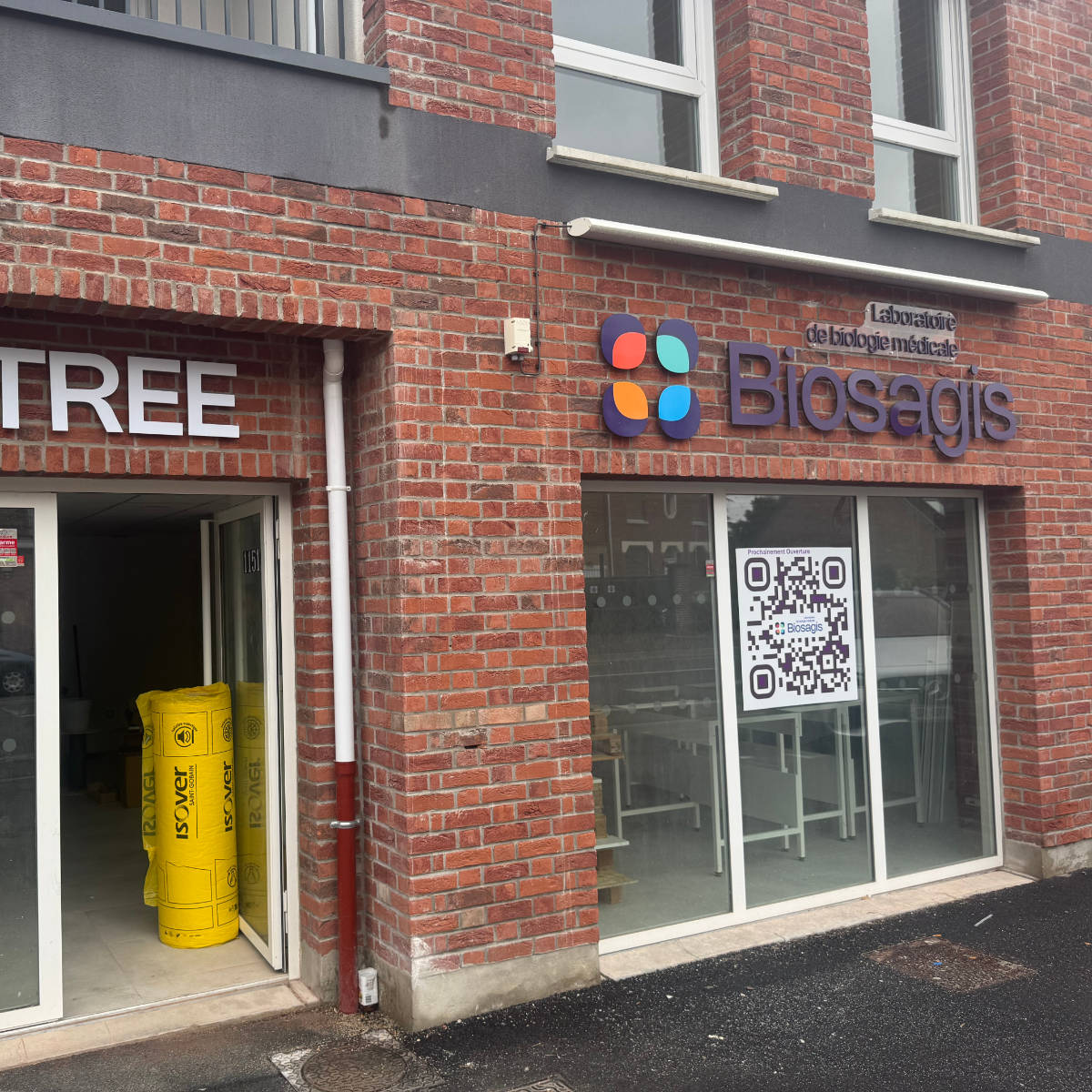 La facade du laboratoire avec son enseigne.