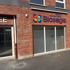 Laboratoire Biosagis à Nieppe : flocage des vitres de façade pour la confidentialité.
